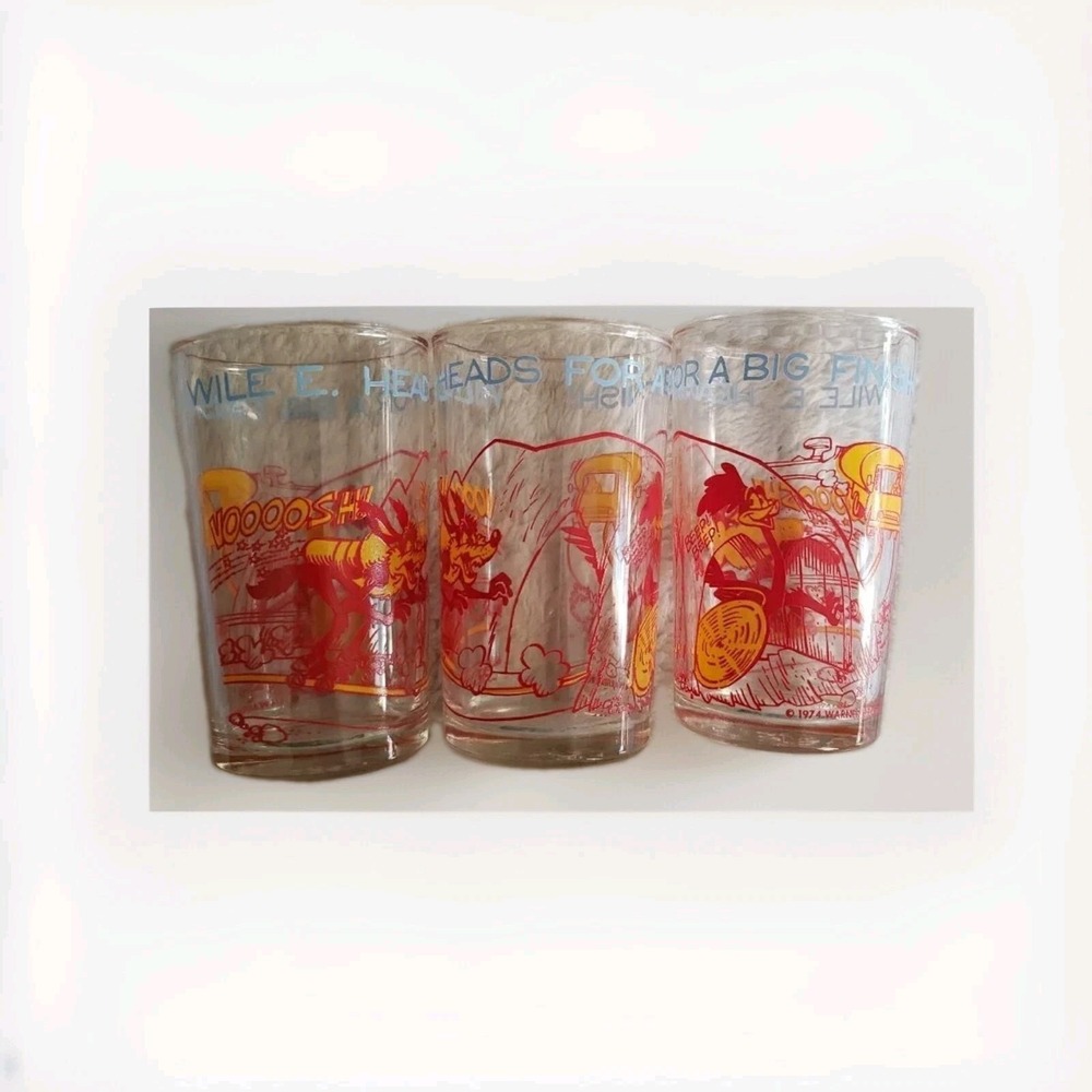1974 WILE E. COYOTE JUICE GLASS, WILE E. HEADS FOR A BIG FINISH WARNERS LOT OF 3